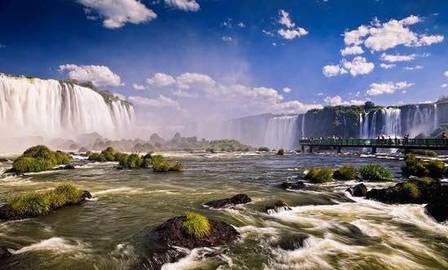 As cataratas de Foz do Iguaçu tem quedas de água que chegam a 90 metros