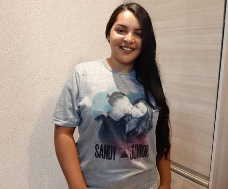 Bebel Rezende, fã de Sandy e Junior, fez camisa para ir ao show da turnê 