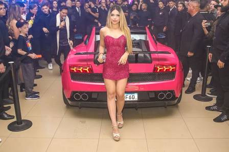 MC Melody posa com o Lamborghini: presente de 15 anos