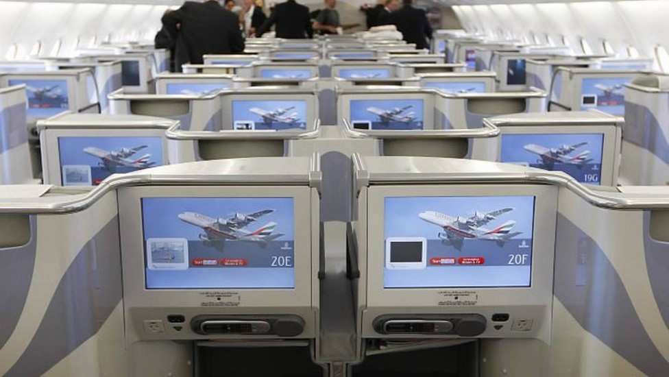 Na classe executiva, os monitores individuais para os passageiros do A380 da Emirates