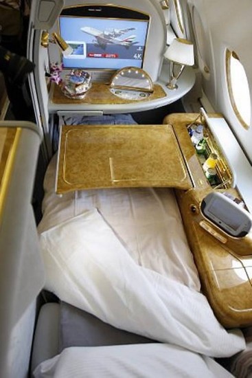 Na primeira classe, os assentos que viram cama no A380 da Emirates que estreou na rota Dubai Nova York
