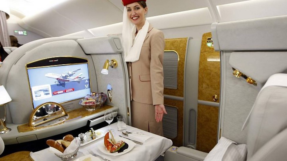 Serviço da primeira classe a bordo do A380 da Emirates