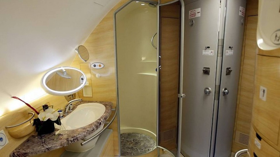 No banheiro do A380, o box para o conforto dos passageiros