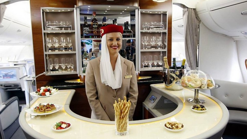 Aeromoça posa no bar da classe executiva do novo Airbus A380 da Emirates Airlines