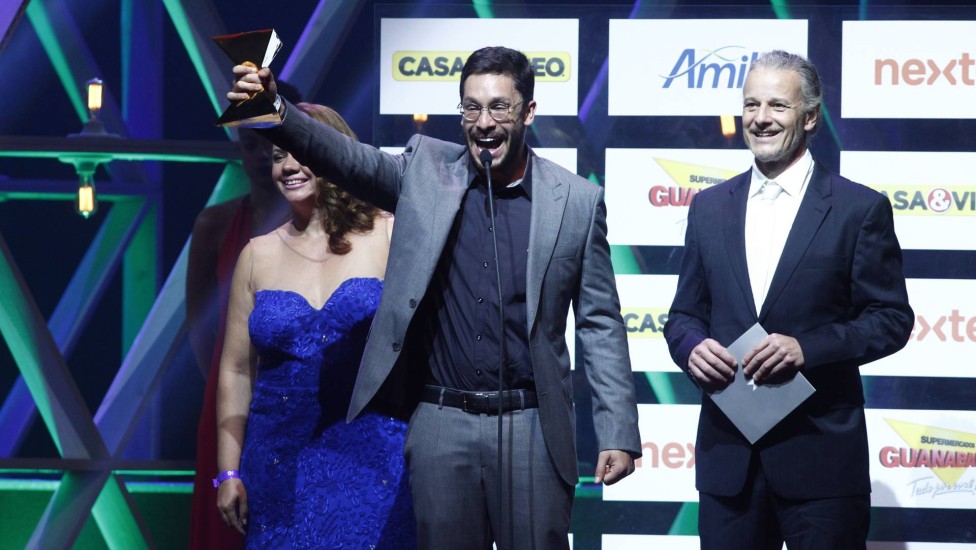 Rainer Cadete ganhou na categoria Ator Coadjuvante pela novela Verdades Secretas no Prêmio Extra de TV 2015