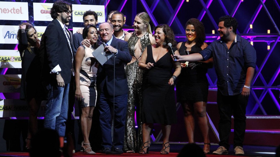 'Vai que cola' venceu na categoria Programa de Humor no Prêmio Extra de TV 2015; elenco subiu ao palco para receber prêmio