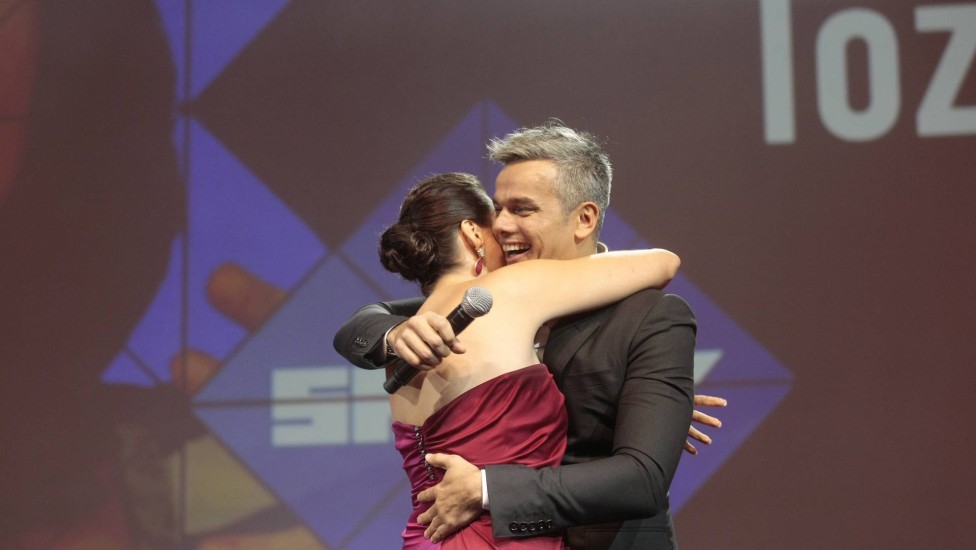 Otaviano Costa e Monica Iozzi recebem prêmio pelo programa 'Video Show' que venceu na categoria Programa do Prêmio Extra de TV 2015