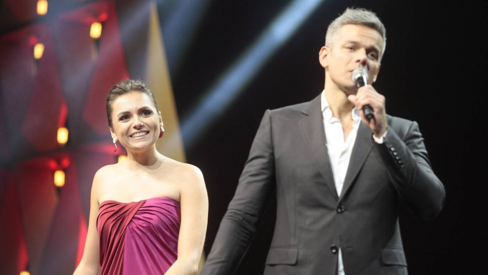 Otaviano Costa e Monica Iozzi recebem prêmio pelo programa 'Video Show' que venceu na categoria Programa do Prêmio Extra de TV 2015