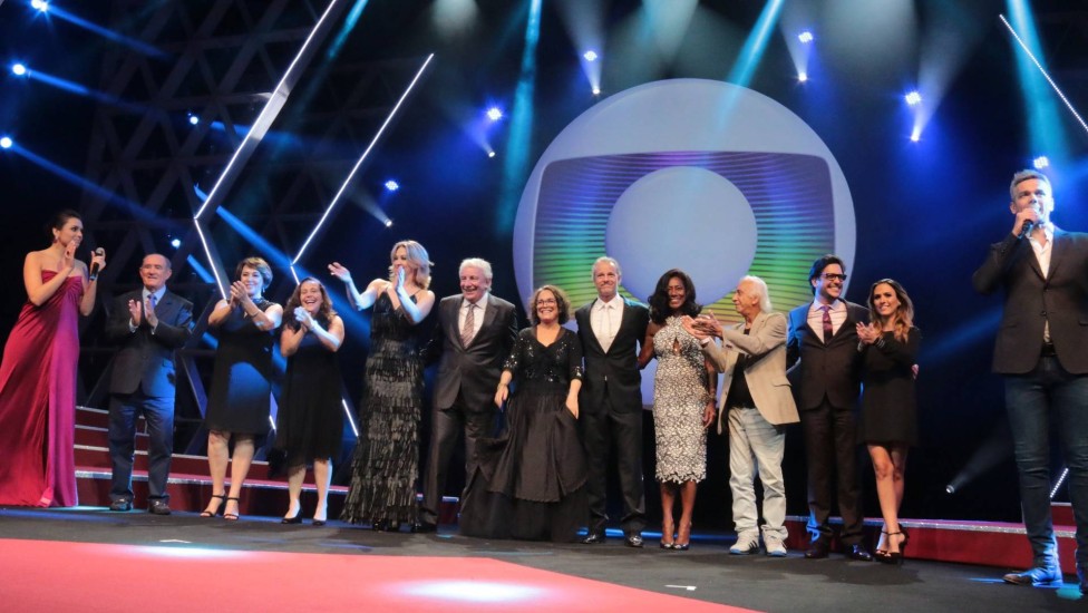 Jornalistas, apresentadores e atores vão ao palco receber homenagem pelos 50 anos de TV Globo no Prêmio Extra de TV 2015