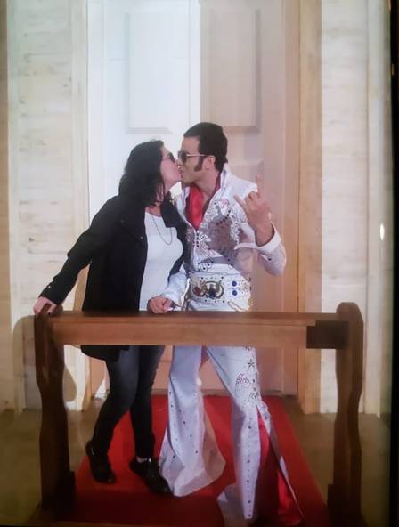 A mineira Mariana Silva, de 39 anos, beijou o cover do Elvis