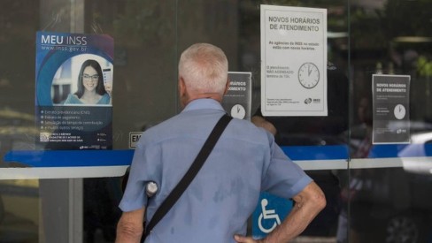 Aposentados do INSS estão recebendo uma notificação que anda causando muita preocupação (Foto Reprodução/ Extra Online)