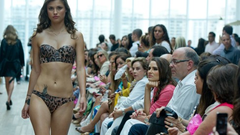 Cetim é a tendência para lingerie na primavera/verão 2014 - Moda