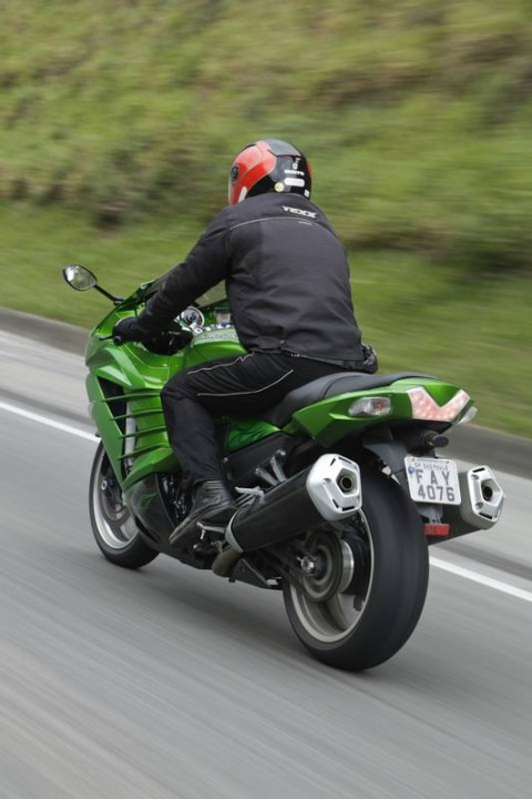 Teste com a Ninja ZX-14R, uma verdadeira celebridade sobre duas