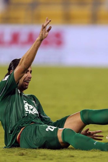 Meia iraniano tem fratura chocante na perna e sonho da Copa de 2014 está  sob risco - Esporte - Extra Online
