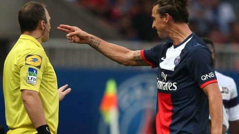 Ibrahimovic volta a proteger o nariz durante cobrança de falta, agora em  jogo do PSG - Esporte - Extra Online