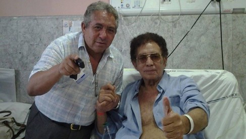 Última foto mostra Reginaldo Rossi sorridente ao lado de amigo no hospital - Famosos - Extra Online