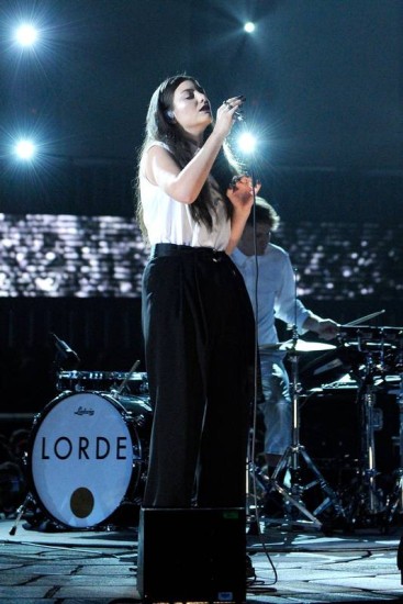 Lorde lança single que integra trilha sonora de Jogos vorazes: A esperança