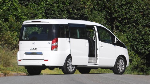 De olho na Copa, JAC lança minivan T8 com sete lugares - Carros e