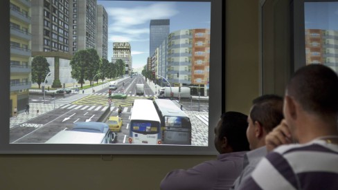 Simulador de direção para ônibus é mais divertido que videogame de