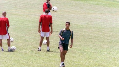 Ronaldinho, por favor, se aposente enquanto ainda há tempo