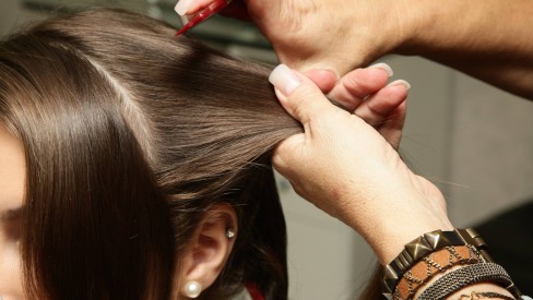 Coque lateral: aprenda o passo a passo desse penteado lindo!