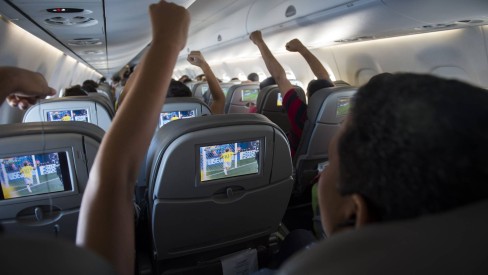 Como é assistir a um jogo da Seleção Brasileira na Copa em um voo