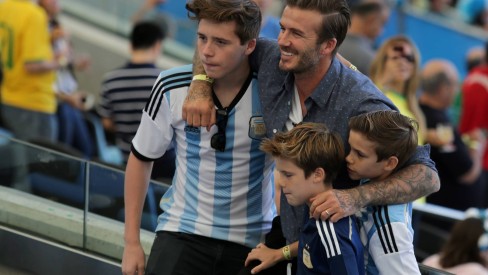 Filho de David Beckham vai à première de suposta namorada Chlöe