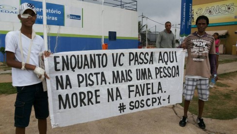 Moradores fazem caminhada e pedem paz durante manifestação em