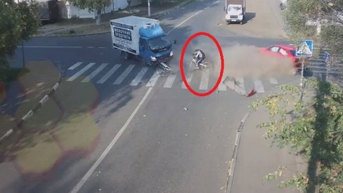 Ciclista cai em avenida e por um triz não vai parar debaixo de