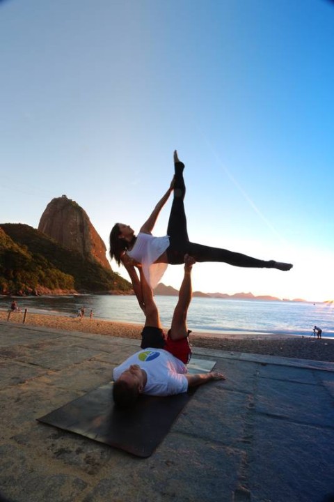 Modalidades de yoga e pilates desafiam a gravidade e tonificam a