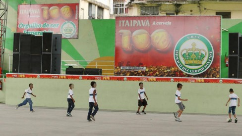 Barcelona ensina seu estilo de jogo em escolinha de futebol no Rio de  Janeiro - Esporte - Extra Online