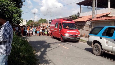 Menino que viu pai morrer na Mangueira imita gesto de tiro com indicador na  cabeça e diz: 'Pou. Papai dormiu' - Casos de Polícia - Extra Online