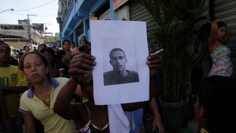 Menino que viu pai morrer na Mangueira imita gesto de tiro com indicador na  cabeça e diz: 'Pou. Papai dormiu' - Casos de Polícia - Extra Online