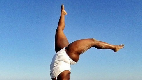 Instrutora plus size de yoga faz sucesso na web e luta contra corpo padrão  para exercício - Corpo - Extra Online
