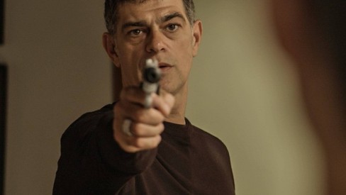 Em duelo com Zé Maria, Gibson, da novela A Regra do Jogo, leva tiro e é  dado como morto - Jornal Opção