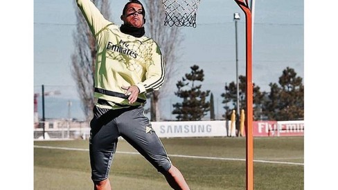 JOGANDO BASQUETE COM UMA BOLA DE FUTEBOL 