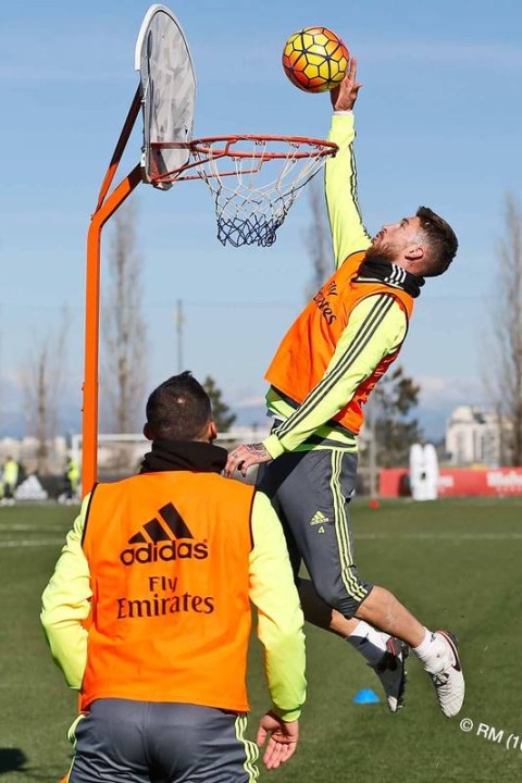 JOGANDO BASQUETE COM UMA BOLA DE FUTEBOL 