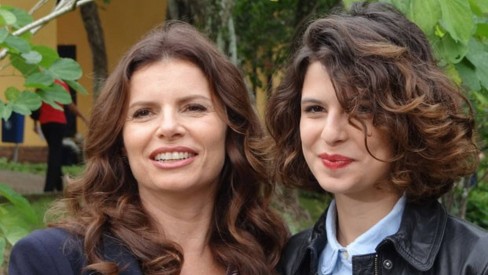 Julia Anquier fala da experiência de estudar cinema em NY, dirige filme sobre o Rio e comenta semelhança com a mãe, Débora Bloch - Famosos - Extra Online