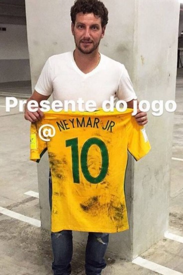 Elano ganha a camisa de Neymar após jogo do Brasil pelas