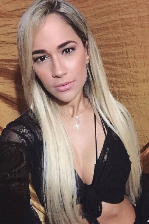 Conhe a Michele Andrade a terceira vocalista de Ximbinha em um