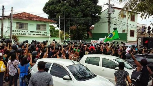 SEROPÉDICA- Professores e Funcionários da Rede Municipal de Ensino