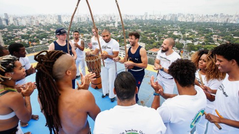 Capoeira movimento AU Red Bull Paranauê