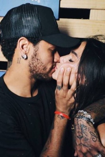 Beijo no ombro e frase de Neymar são hits em estúdio de tatuador