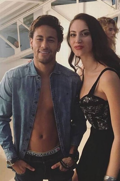 Neymar aparece agarradinho a modelo francesa em campanha Famosos