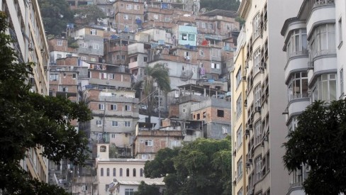 Prefeitura retira cavalo morto na encosta do Morro do Cantagalo, Rio de  Janeiro