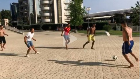 Jogando bola com os amigos na rua 