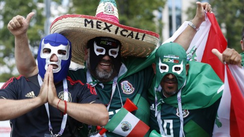 Fan De Futebol Mexicanos No Quadrado Vermelho Em Moscou Sombreiros E  Ponchos Mexicanos Famosos Campeonato Do Mundo Do Futebol Fotografia  Editorial - Imagem de chapéu, evento: 119307792