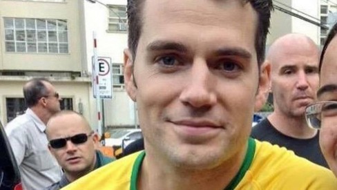 EGO - Henry Cavill, o Superman, visita Pão de Açúcar usando camisa