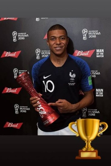 Mbappé posa com prêmio de melhor jogador e elogia seu substituto após  brilhar na Copa - Copa 2018 - Extra Online