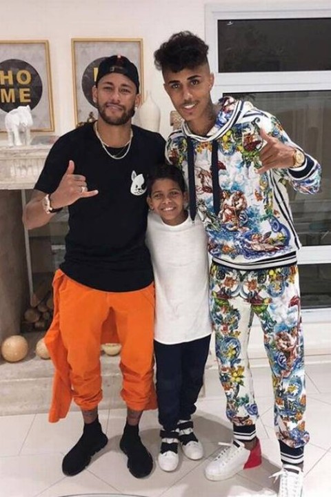 Conheça MC Bruninho, funkeiro de 11 anos que conquistou Neymar e